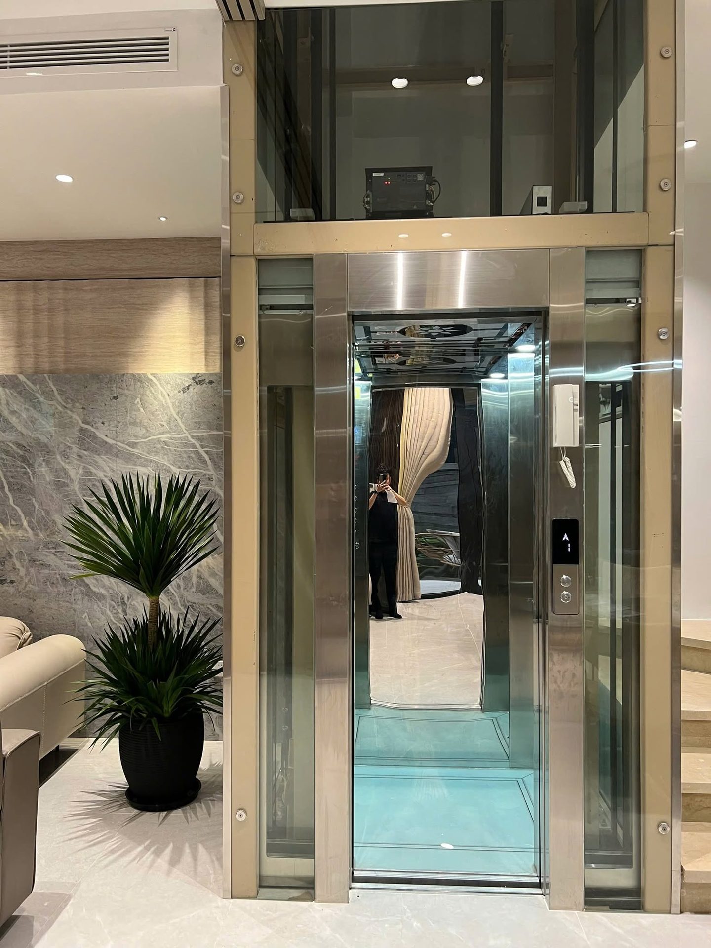Thang máy kính khung inox tại Vinhomes Ocean Park 2