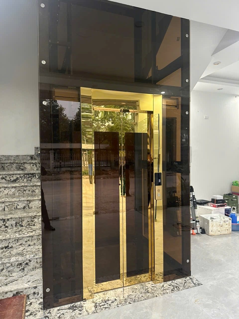 Thang máy kính khung vàng nhà chị Cúc, Hưng Yên — ảnh 1