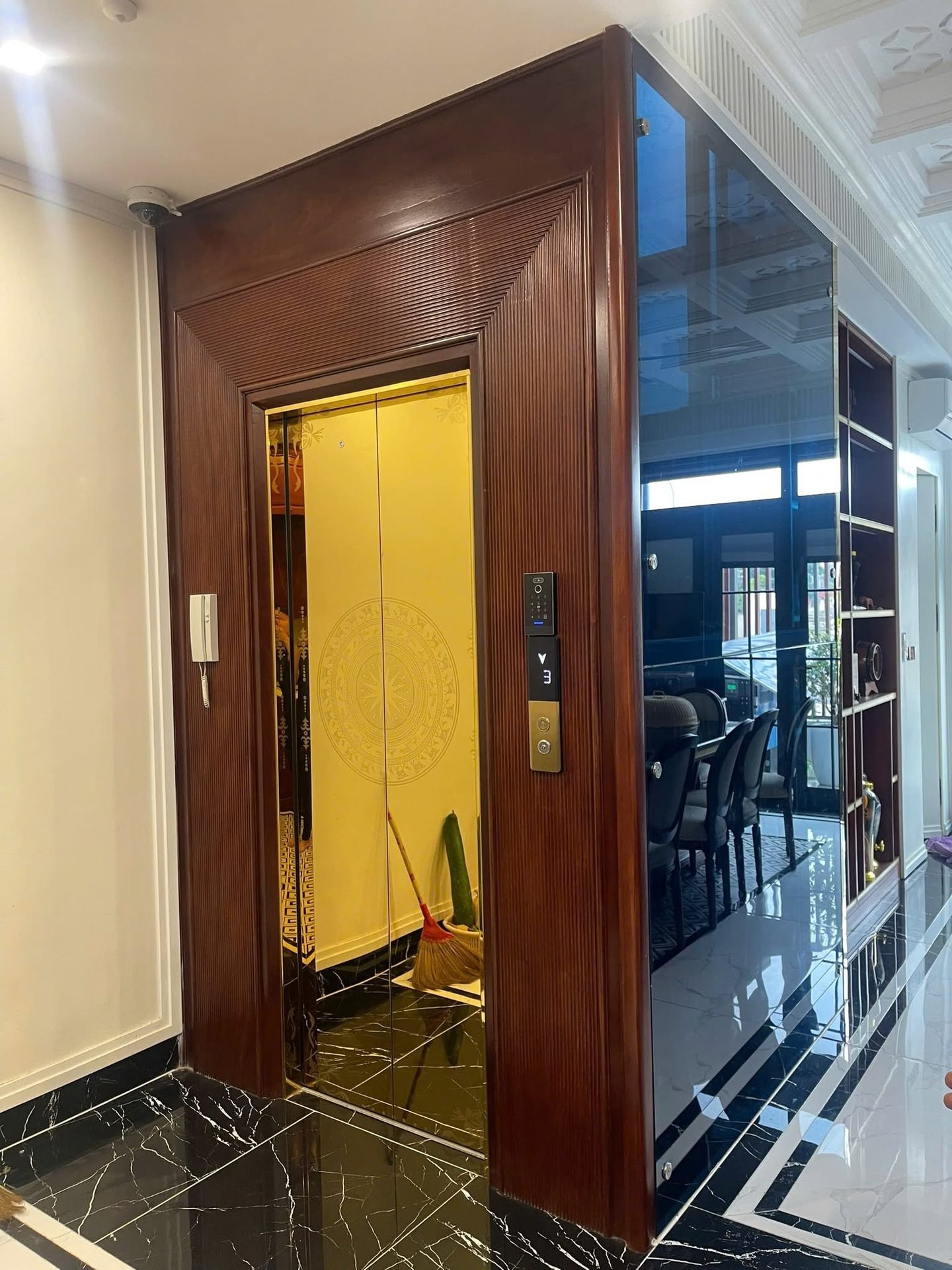 Thang máy khung ốp gỗ, cửa vàng nhà anh Cường, TP Thanh Hóa — ảnh 1