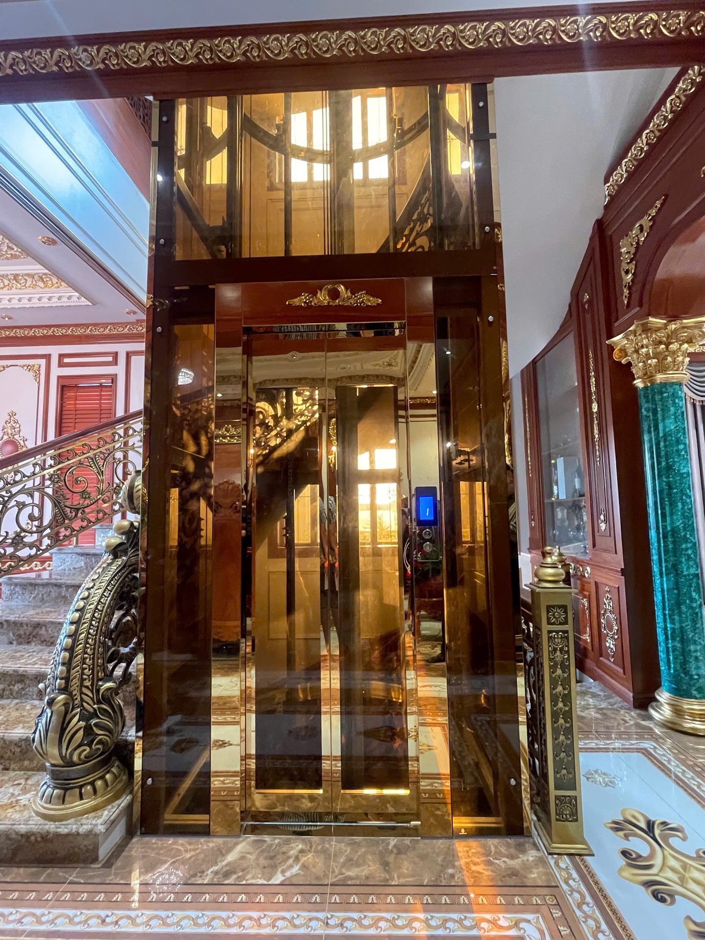 Thang máy tân cổ điển khung vàng nhà anh Khuê — ảnh 1