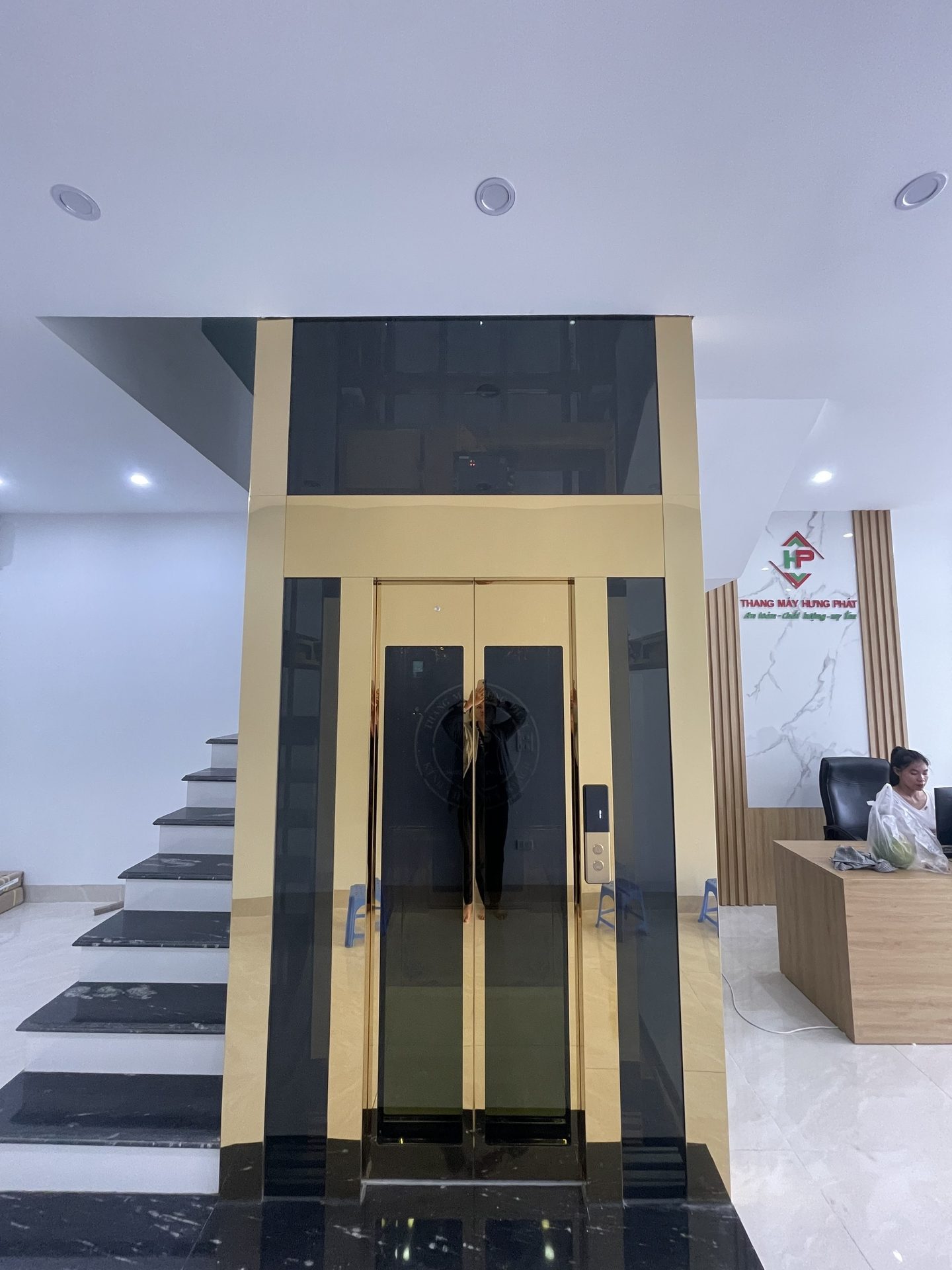 Thang trưng bày đặt cạnh quầy tiếp khách tại showroom