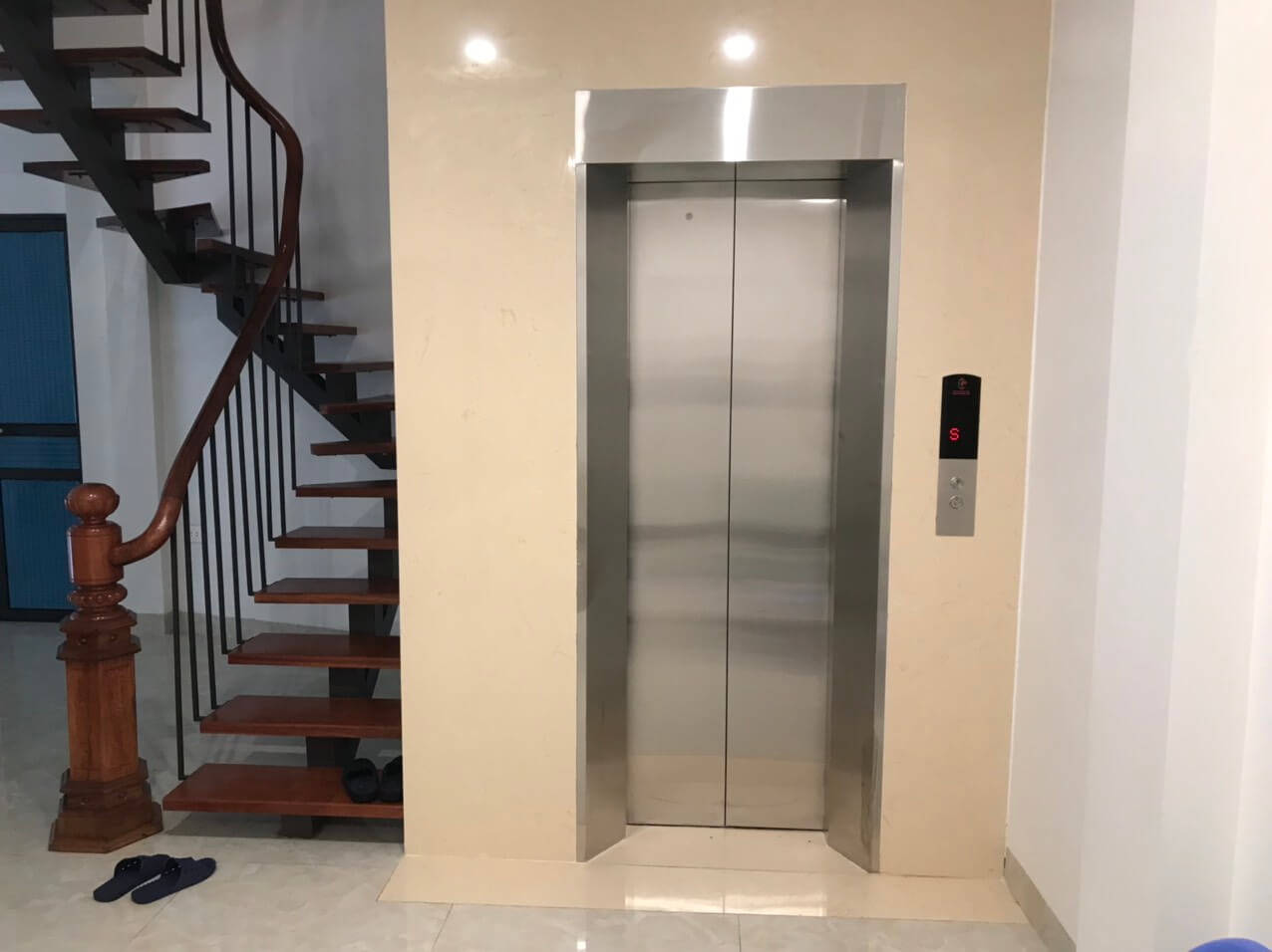 Thang máy tải ô tô