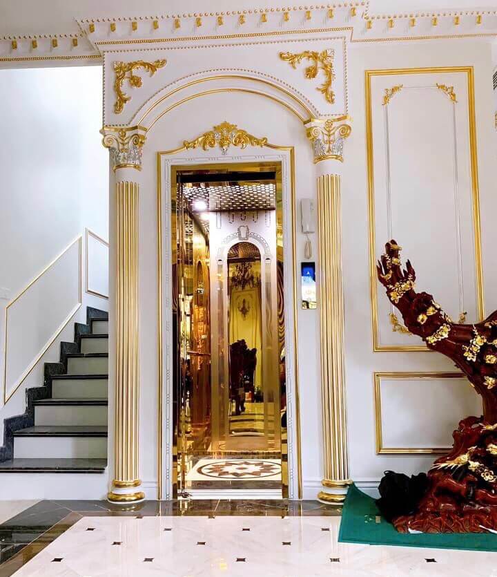 Thang máy khung vòm cột trắng viền vàng