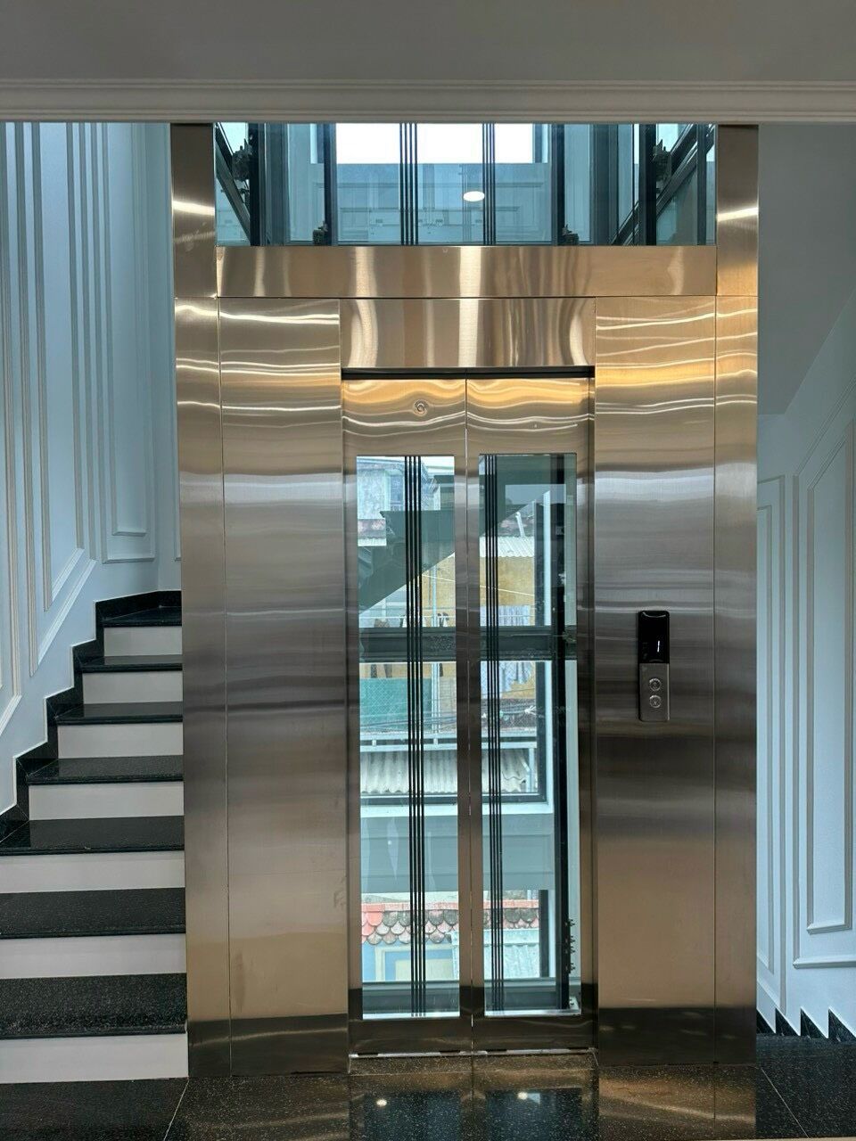Thang máy cửa kính khung inox tại nhà anh Linh, Xã Đàn, Hà Nội