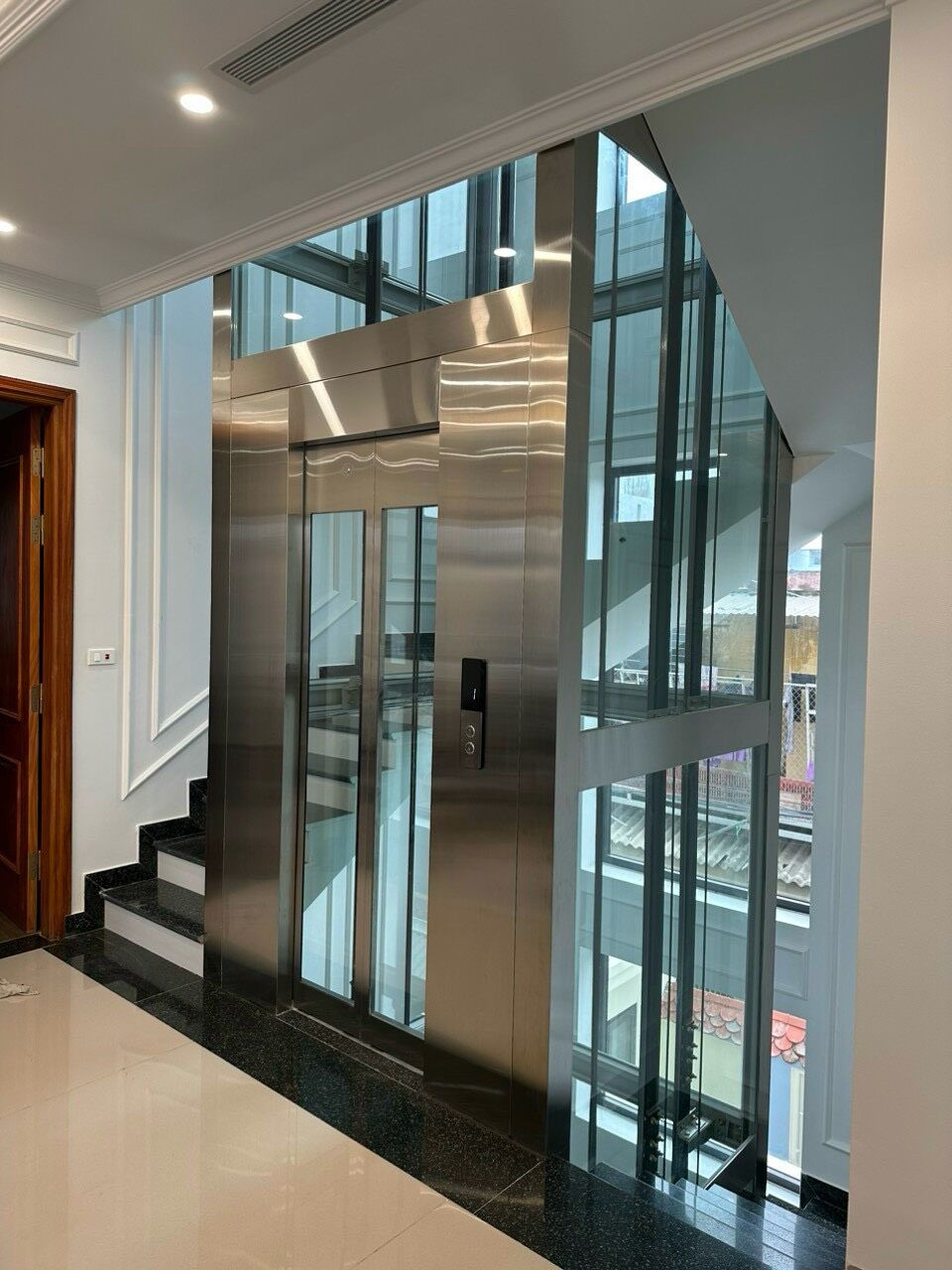 Giếng thang kính khung inox do Hưng Phát lắp đặt
