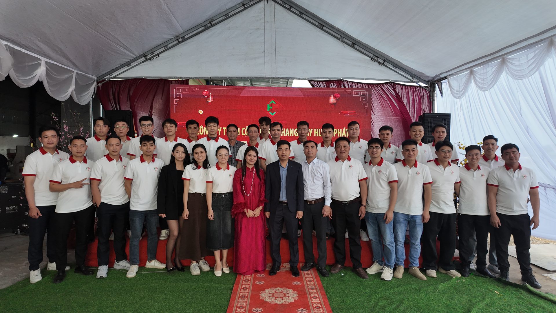Ảnh chụp chung đội ngũ Hưng Phát trước sân khấu tiệc tất niên