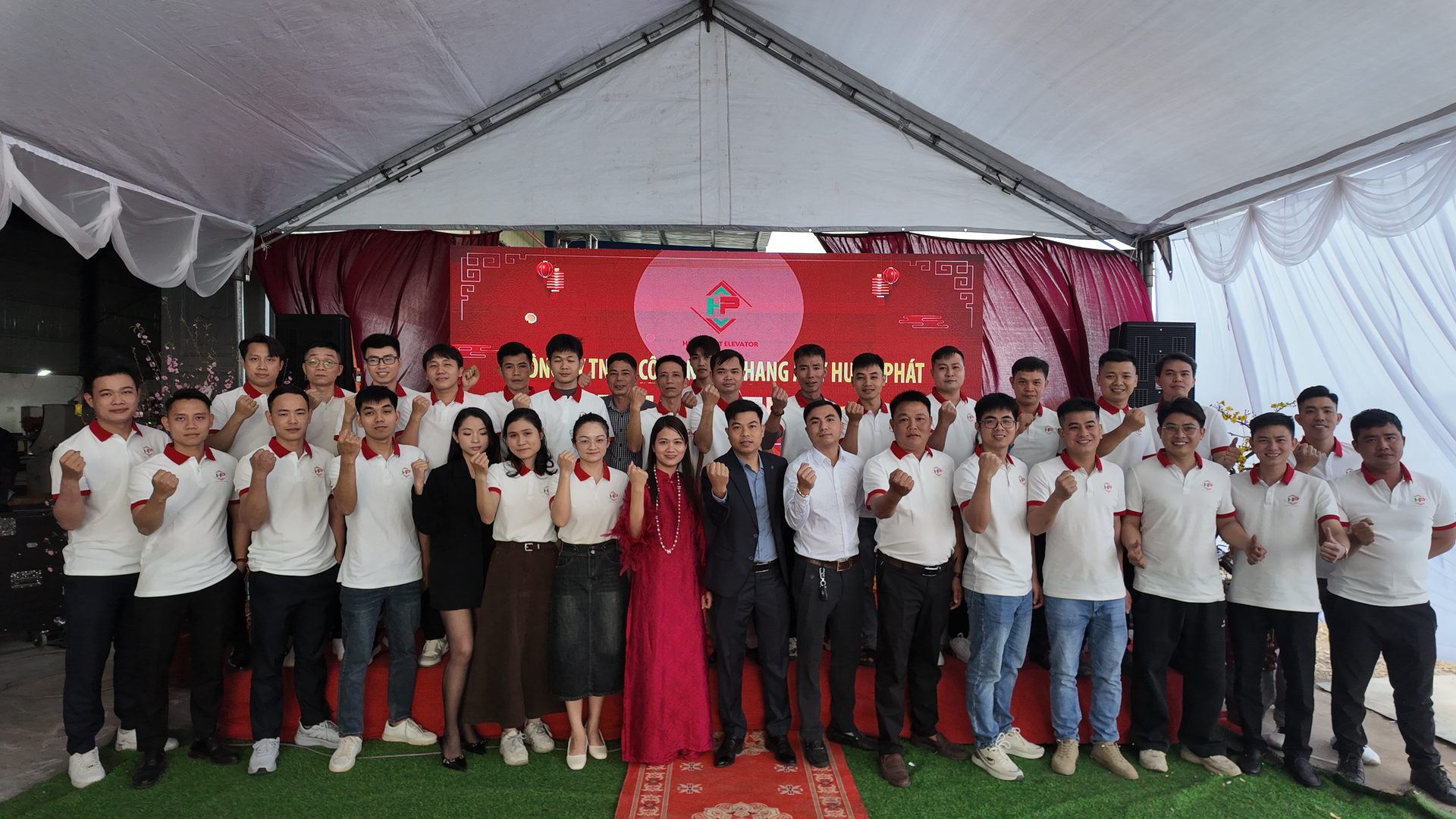 Tập thể nhân viên Hưng Phát trong đồng phục công ty tại tiệc tất niên